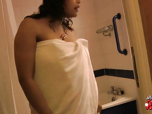 Mucaan amaataroota Hindii qullaa baatee fiilmii sexy sexy shawaariin keessatti boobs ishee guddaa agarsiisti