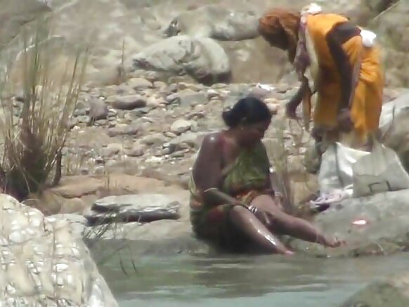 Lady Open Air Kareena Kapoor Sexy Bathroom Alaa Laga Keessatti Gola Dhokataadhaan