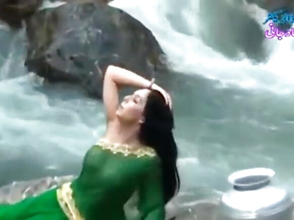 Desi intala sexy movie desi saree jiidhaan iftoomina boobs agarsiisu..akka malee ho'aa