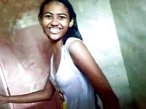Fiilmii sexy dargaggeettii Hindii jaalallee ishee waliin shawaariin keessa jirtu gara manaatti ergi