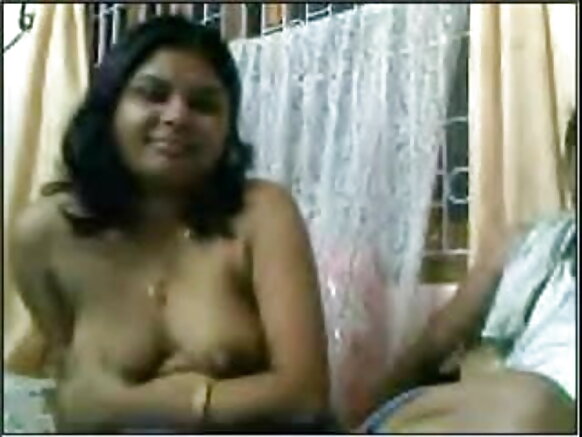Desi webcam hiriyoonni gaa'elaa agarsiisa fiilmii sexy webcam irratti kennuu
