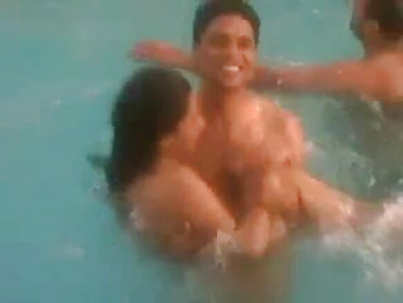 Intalattii suuraa sexy film desi jedhamtu hiriyyoota ishee poolii keessa jiraniin gammaddeetti.