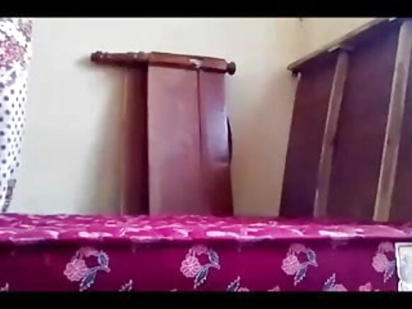 Dubartiin jaarsa tokkoo dargaggeessa sexy blue tokkoon wal qunnamtii saalaa raawwatte