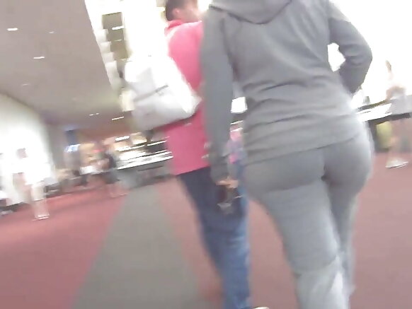 Dubartiin Hindii curves hindi image walqunnamtii saalaa guddaa fi dhiphaa grey sweatshirt