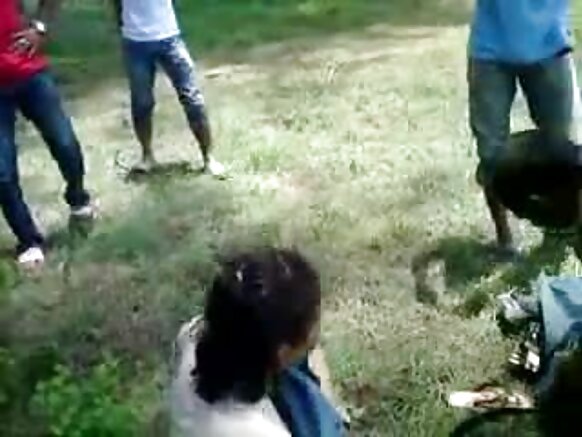 Tharki adeera sexy fiilmii xuraa'aa intala umrii kurnanii keessa jiru waliin