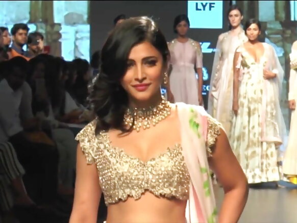 Sriti Hassan Boob, Osoo Hin Beekin, Boob Show Bending Fiilmii Sexy Erga